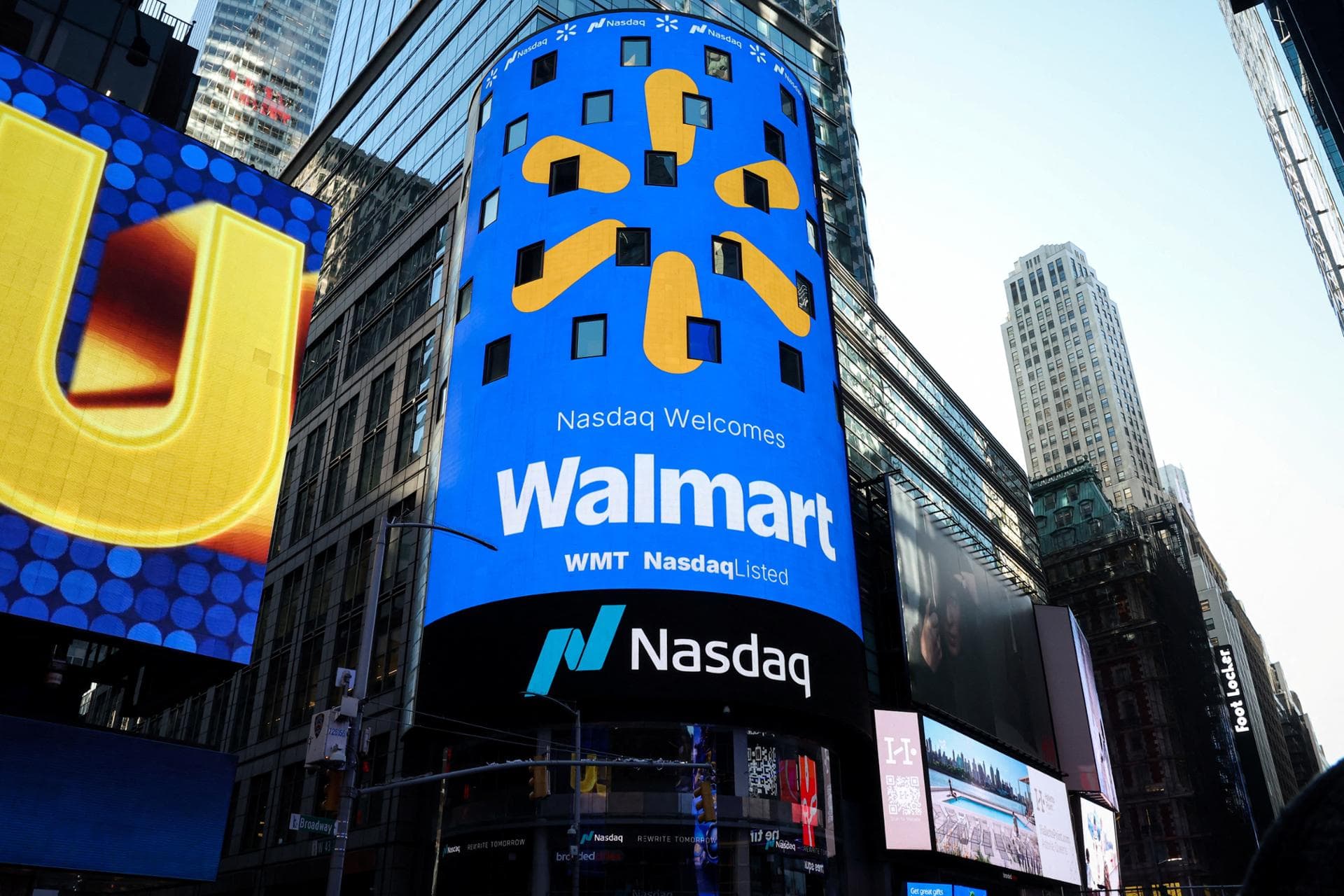 Walmart Reaches $1 Trillion Market Value