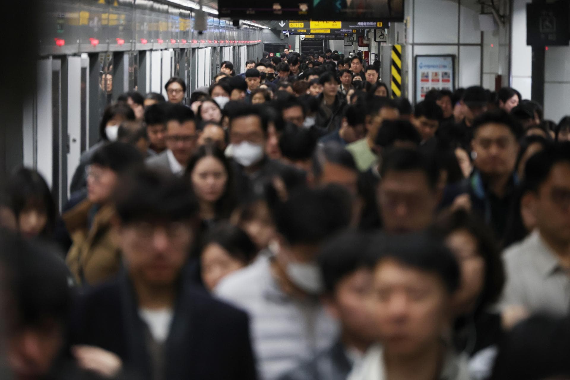 Seoul Reports Seniors Constitute Rush-Hour Riders
