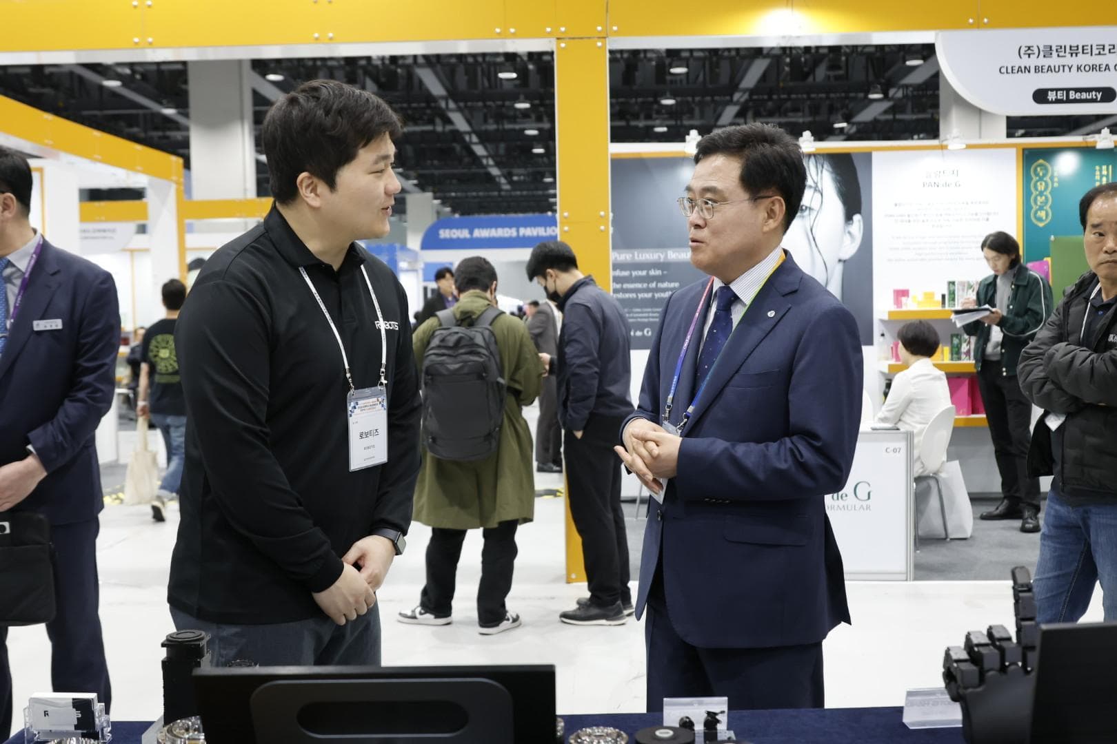 Global Crowd From 75 Countries Packs Korea Business Expo