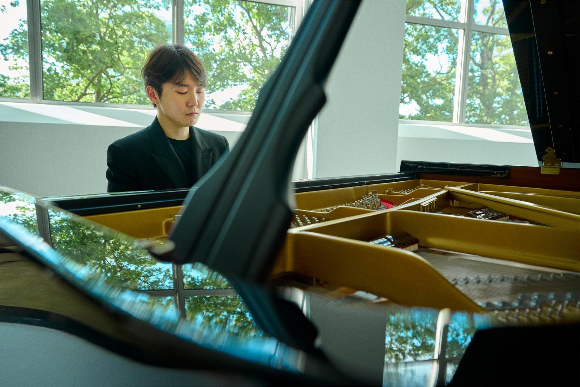 Cho Seong-jin Bridges Two Centuries With Schoenberg Dance