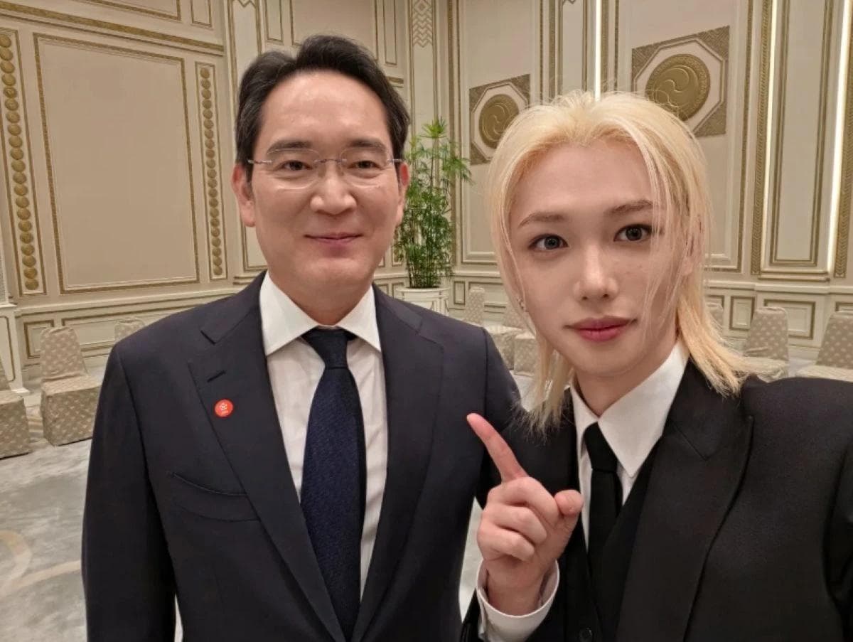 Samsung Chairman Sparks Viral Selfie Buzz With Felix