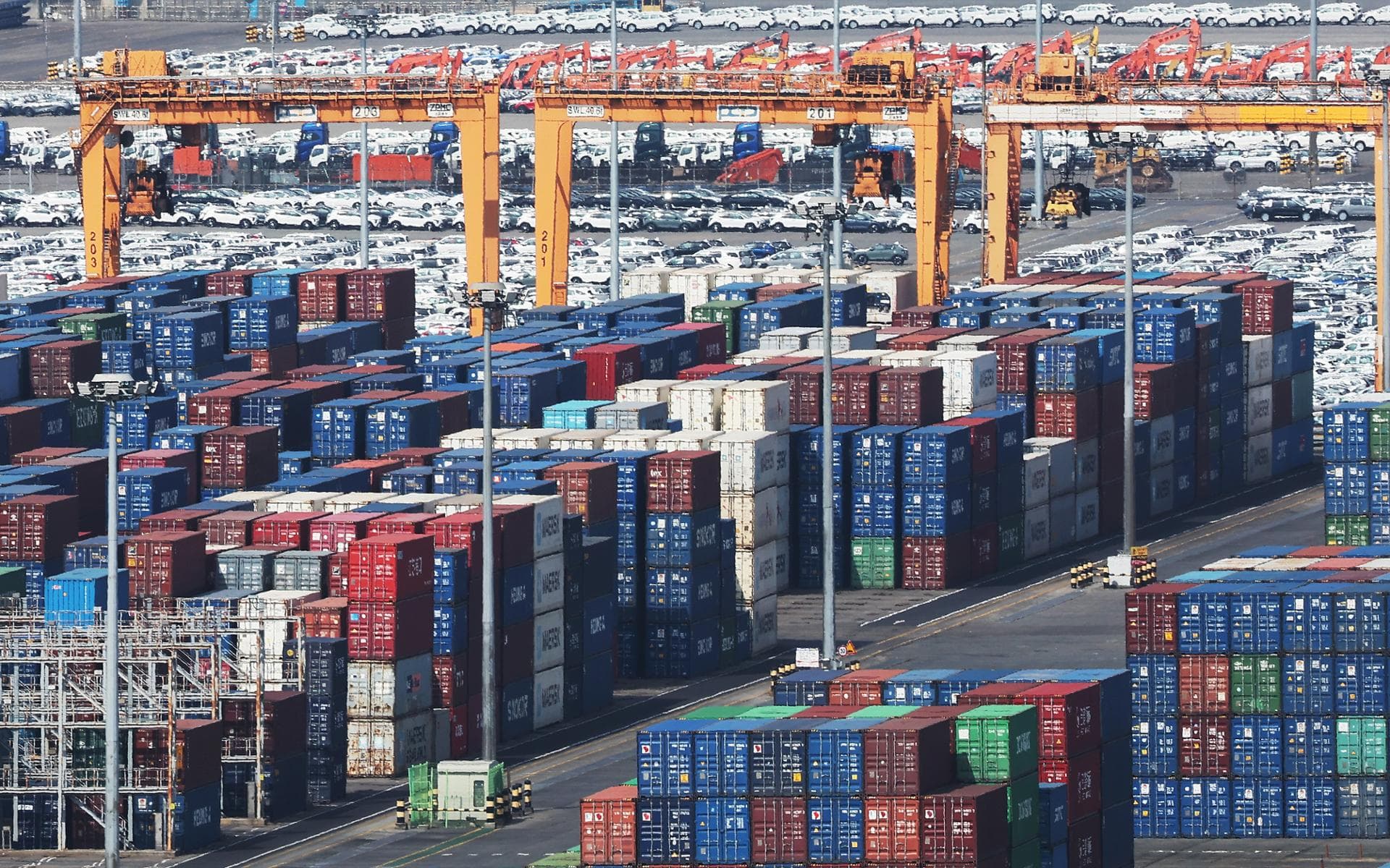 Korea Exports Rise 55.6% On Chip Demand