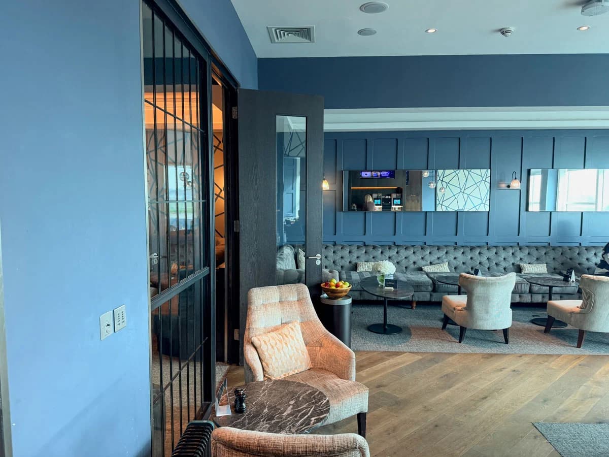 Clubrooms Offers Mixed Comfort And Service Experience